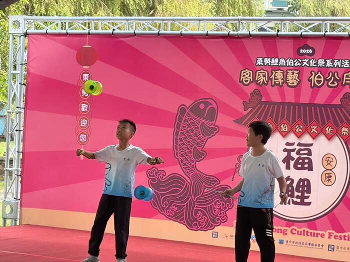 東新國小扯鈴隊參加鯉魚伯公文化祭演出