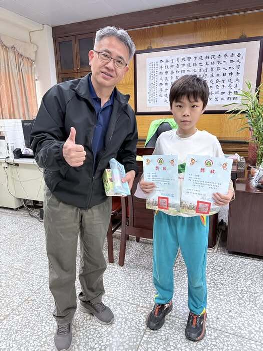 🎉頒獎~ 恭喜四甲小朋友，認真閱讀，獲得閱讀小達人、閱讀小學士