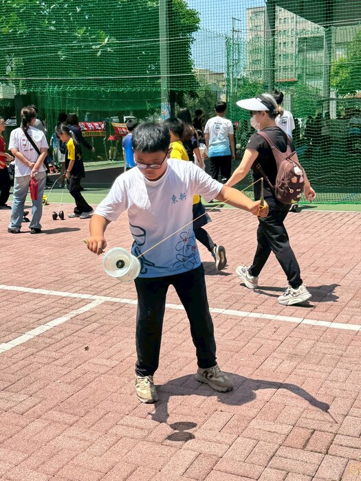 恭喜本校扯鈴隊參加4月26日辦理的臺中市議長盃民俗體育競賽中表現優異、榮獲佳績，共獲得8金、28銀、8銅的佳績！
