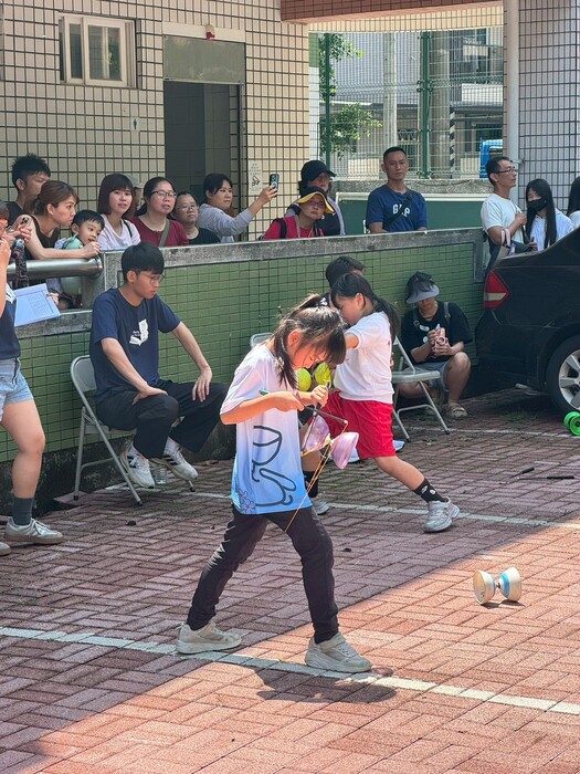 恭喜本校扯鈴隊參加4月26日辦理的臺中市議長盃民俗體育競賽中表現優異、榮獲佳績，共獲得8金、28銀、8銅的佳績！