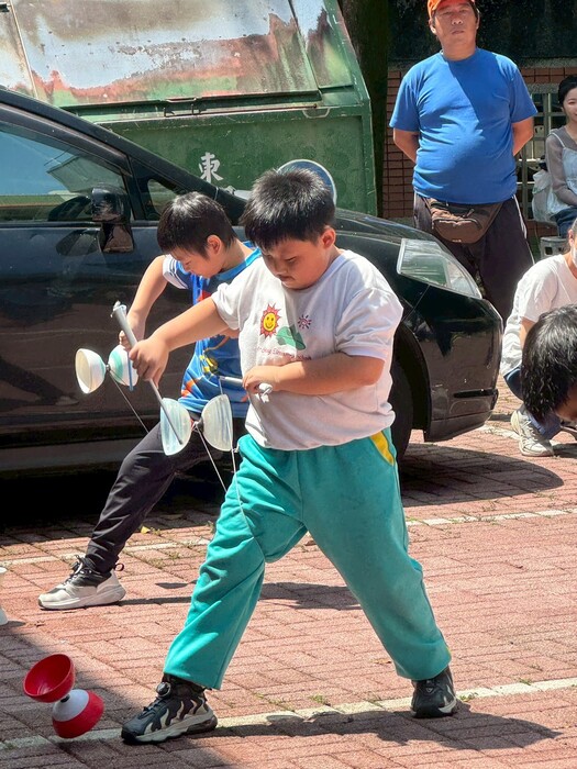 恭喜本校扯鈴隊參加4月26日辦理的臺中市議長盃民俗體育競賽中表現優異、榮獲佳績，共獲得8金、28銀、8銅的佳績！
