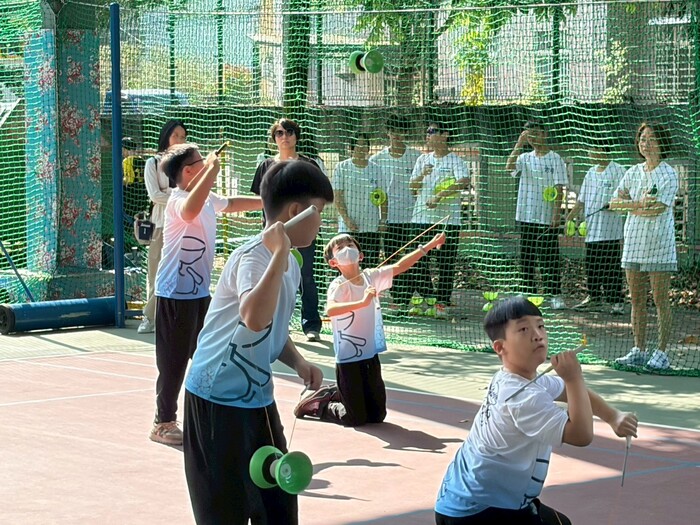 恭喜本校扯鈴隊參加4月26日辦理的臺中市議長盃民俗體育競賽中表現優異、榮獲佳績，共獲得8金、28銀、8銅的佳績！