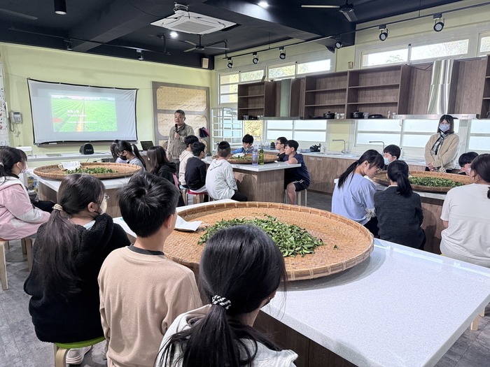 參與石岡國中職探中心辦理的「境地茶書」體驗課程圖片