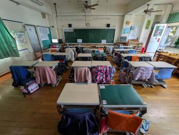 新式課桌椅啟用啦！圖片