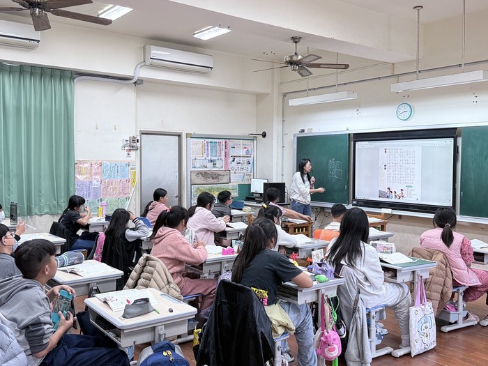 新式課桌椅啟用啦！圖片