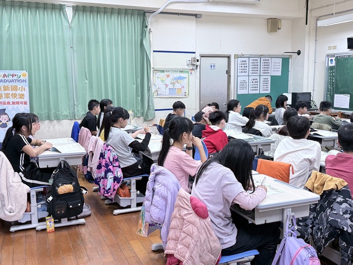 新式課桌椅啟用啦！圖片