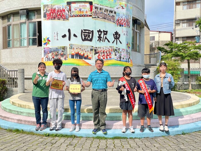 東新國小校長和4位學生及2位老師於升旗活動進行頒獎