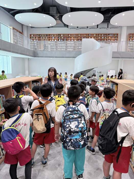小腳丫遊大書房！低年級綠美圖驚奇之旅