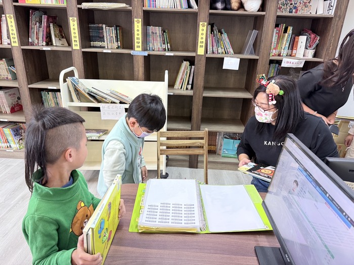 🎄東新國小聖誕系列活動~「聖誕閱讀趣」📖圖片