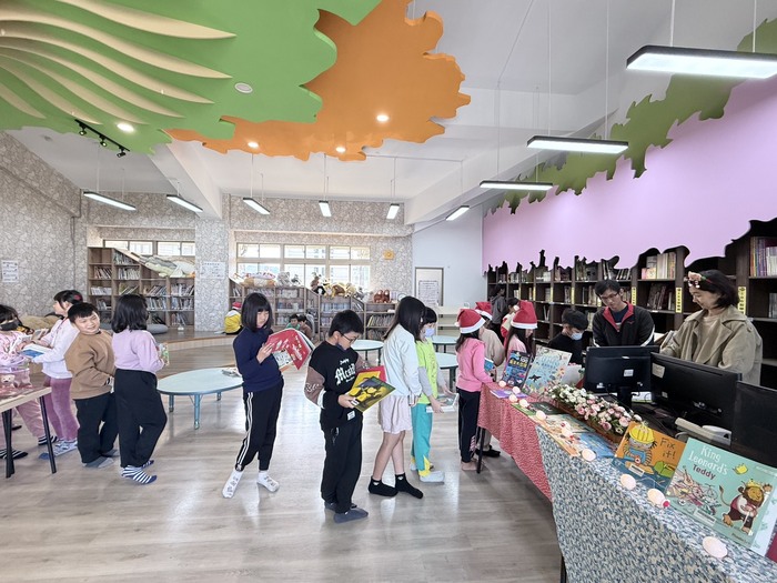 🎄東新國小聖誕系列活動~「聖誕閱讀趣」📖圖片