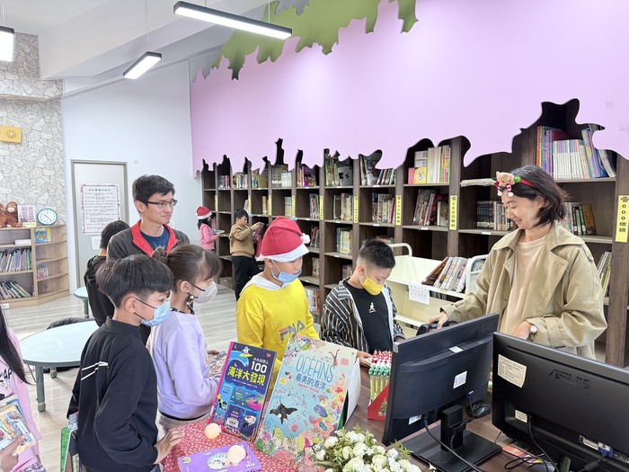 🎄東新國小聖誕系列活動~「聖誕閱讀趣」📖圖片
