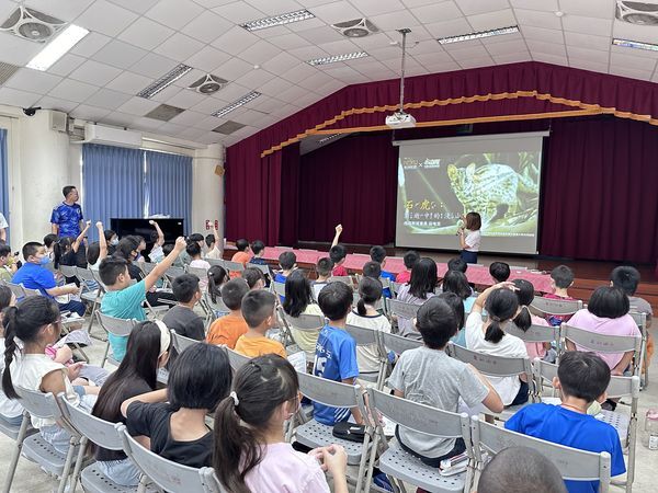 SDGs永續發展目標暨閱讀推動講座~~石虎．消失的淺山精靈  這學期配合校內閱讀推動活動~SDGs15保育陸域生態系  特別邀請~台灣石虎保育協會與嘉義大學~蒞校為中年級的孩子宣講