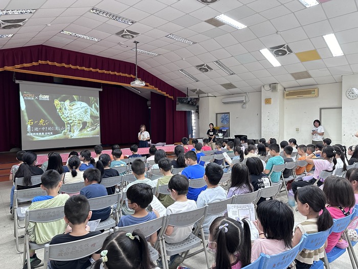 SDGs永續發展目標暨閱讀推動講座~~石虎．消失的淺山精靈  這學期配合校內閱讀推動活動~SDGs15保育陸域生態系  特別邀請~台灣石虎保育協會與嘉義大學~蒞校為中年級的孩子宣講