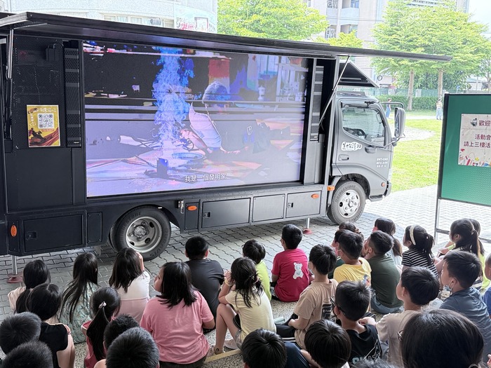 帶著孩子們一起在校園裡欣賞了《美力台灣3D電影》圖片