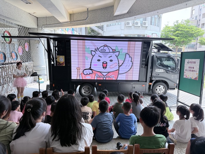 帶著孩子們一起在校園裡欣賞了《美力台灣3D電影》圖片