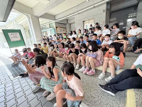 帶著孩子們一起在校園裡欣賞了《美力台灣3D電影》圖片
