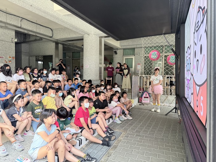 帶著孩子們一起在校園裡欣賞了《美力台灣3D電影》圖片