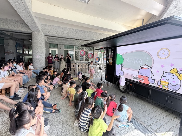 帶著孩子們一起在校園裡欣賞了《美力台灣3D電影》圖片
