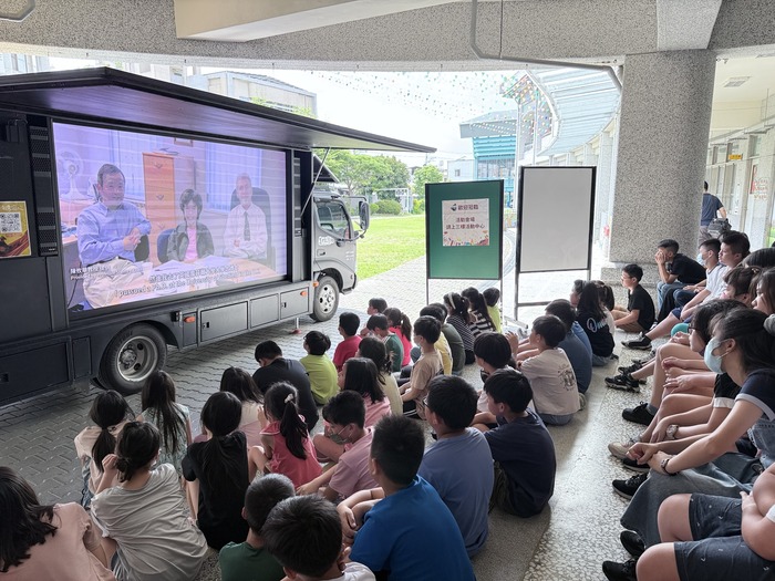 帶著孩子們一起在校園裡欣賞了《美力台灣3D電影》圖片