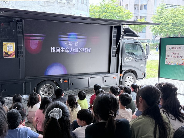 帶著孩子們一起在校園裡欣賞了《美力台灣3D電影》圖片