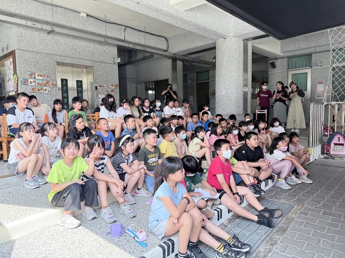 帶著孩子們一起在校園裡欣賞了《美力台灣3D電影》圖片