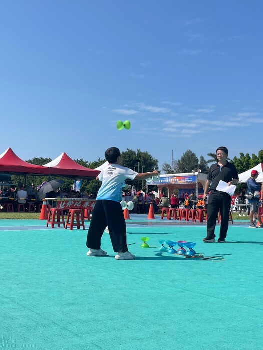 男子個人扯鈴表演